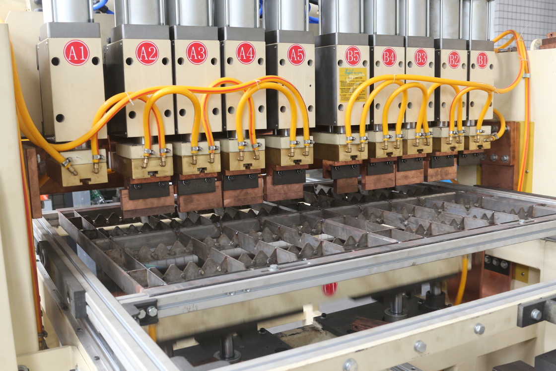 Wire Mesh Schweißmaschine kommt mit einem automatischen Entladegerät, so dass es und einfach für Ihre Arbeiter