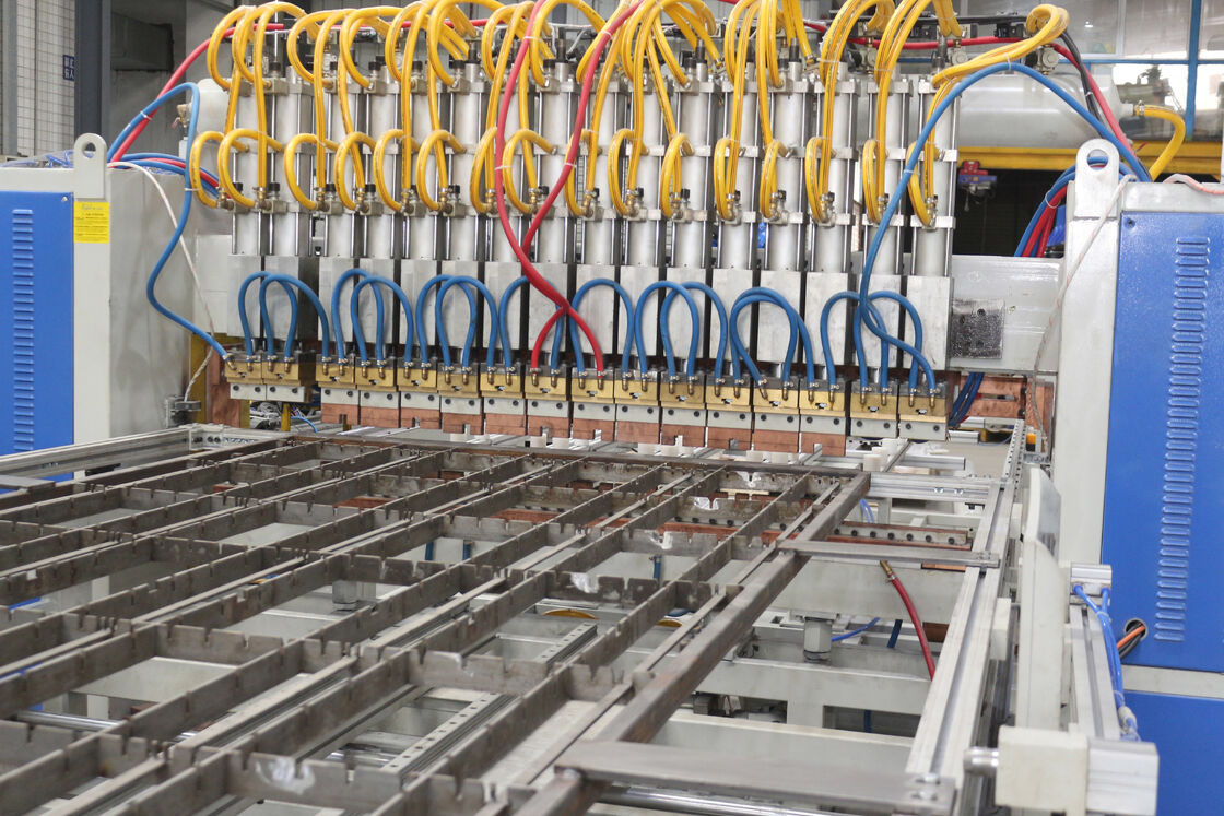 Automatisierte Hochgeschwindigkeits-Kühlschrankkondensator-Schweißmaschine mit anpassbarer Drahtrohrkondensator-Produktionslinie und integriertem Schweißen und Biegen