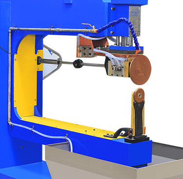 Automatische CNC-Edelstahl-Küchenwaschbeckenhersteller Nahtschweißmaschine mit Pumpenmotor